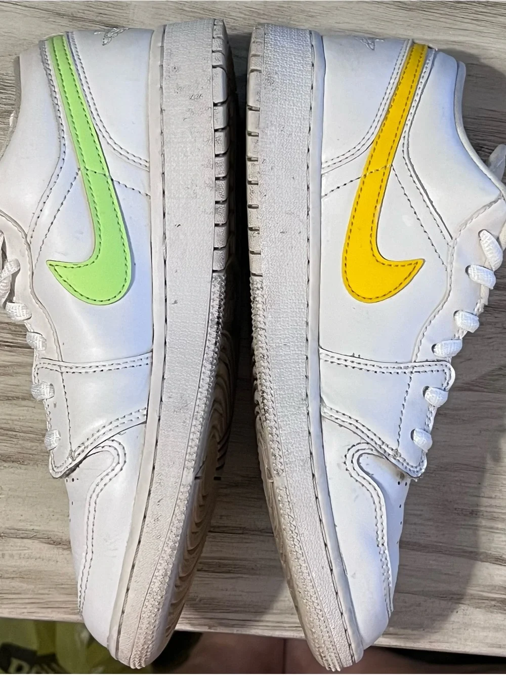 Air Jordan 1 Low White Neon Multicolor Swoosh 5Y Women’s 6.5 CW7035-100